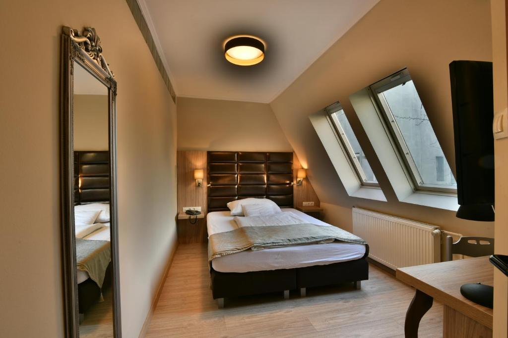 杰尔Hunyadi的一间小卧室,配有一张床和镜子