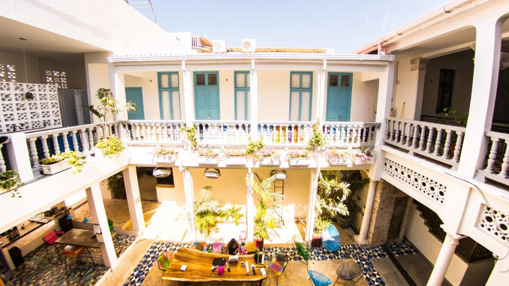 卡塔赫纳República Hostel Cartagena的带阳台的房屋的顶部景致