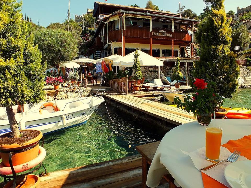 Kaleucagız萨赫勒膳食公寓的一间在水中的餐厅,毗邻一座建筑