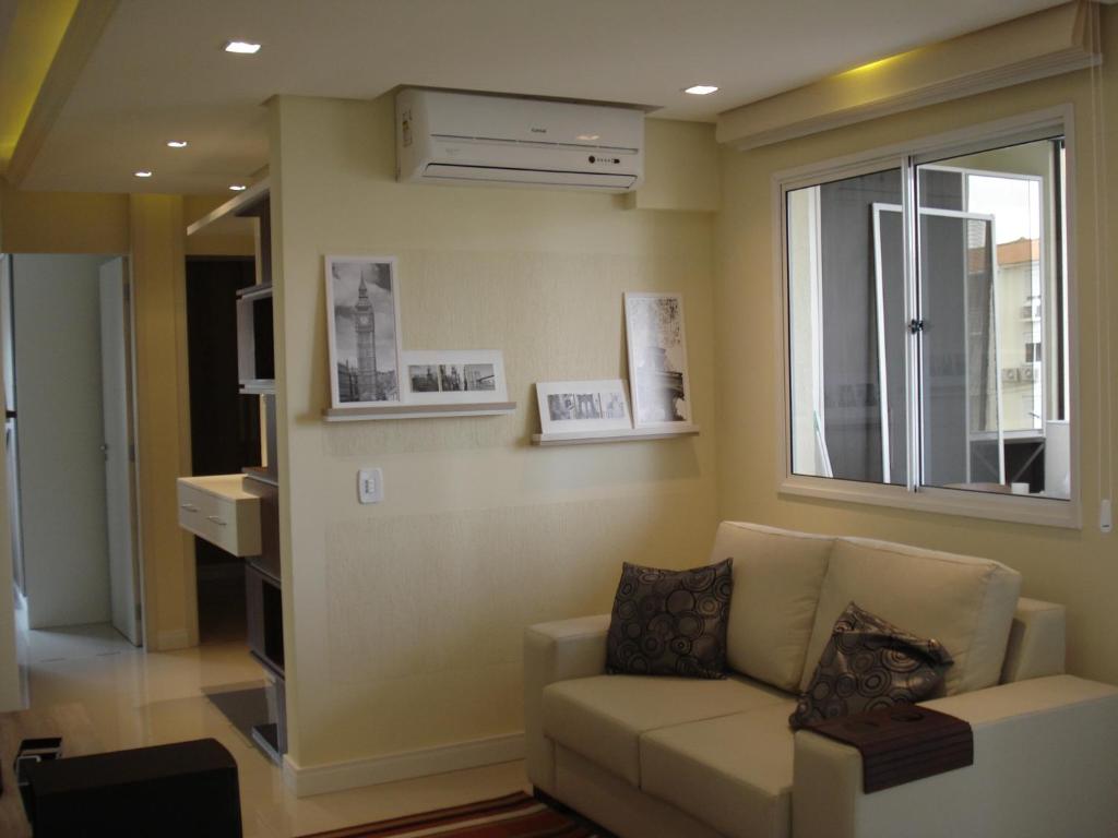 阿雷格里港Apartamento Aeroporto的带沙发和窗户的客厅