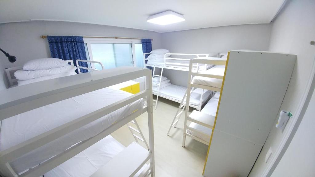 首尔梨泰院旅馆的小房间设有两张双层床和镜子