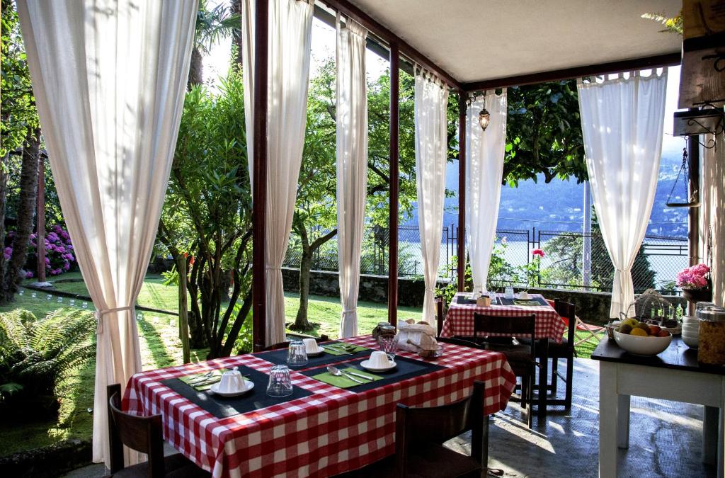 拉利奥阿尔博尼科别墅住宿加早餐旅馆的一张桌子,上面有红白的桌布