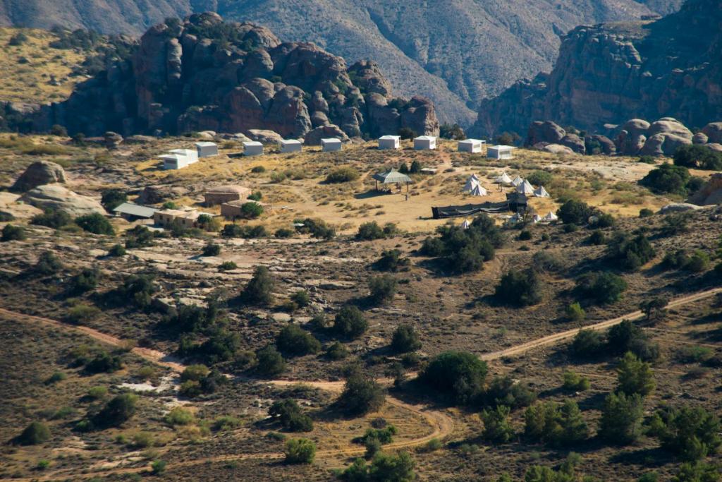 达纳Rummana Campsite的山丘上的一个小村庄