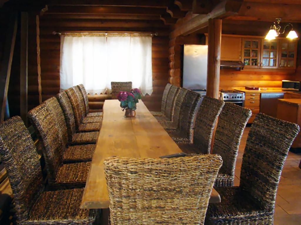 奥泰佩Isakaru Puhkemaja的一间带长桌和椅子的用餐室