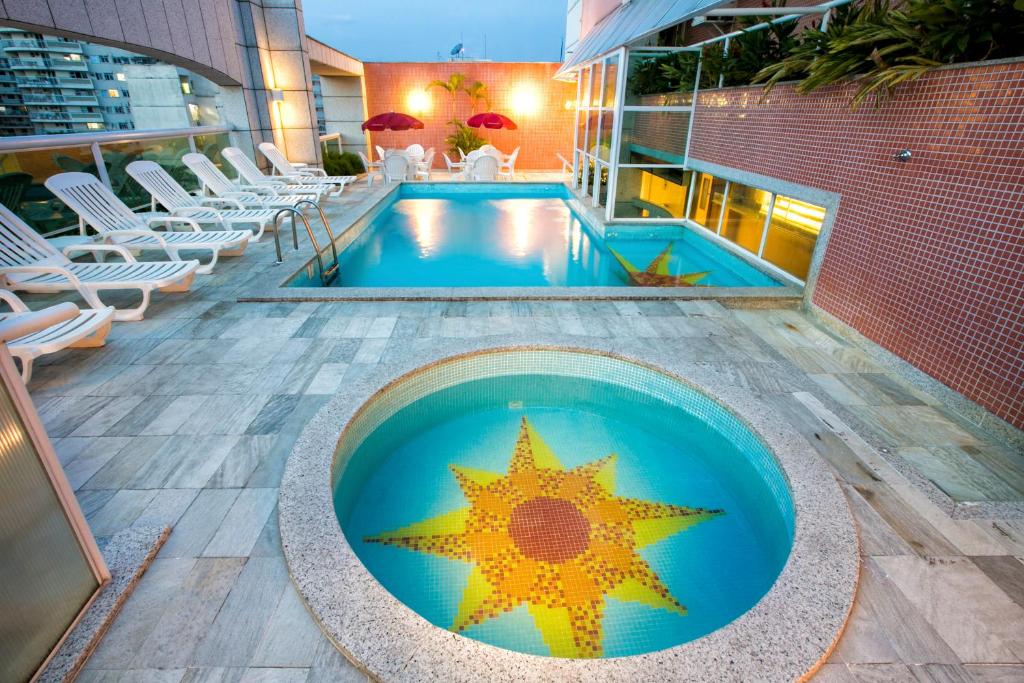 里约热内卢斯科里亚尔里约酒店的一座大楼的地板上,有一个星星的游泳池