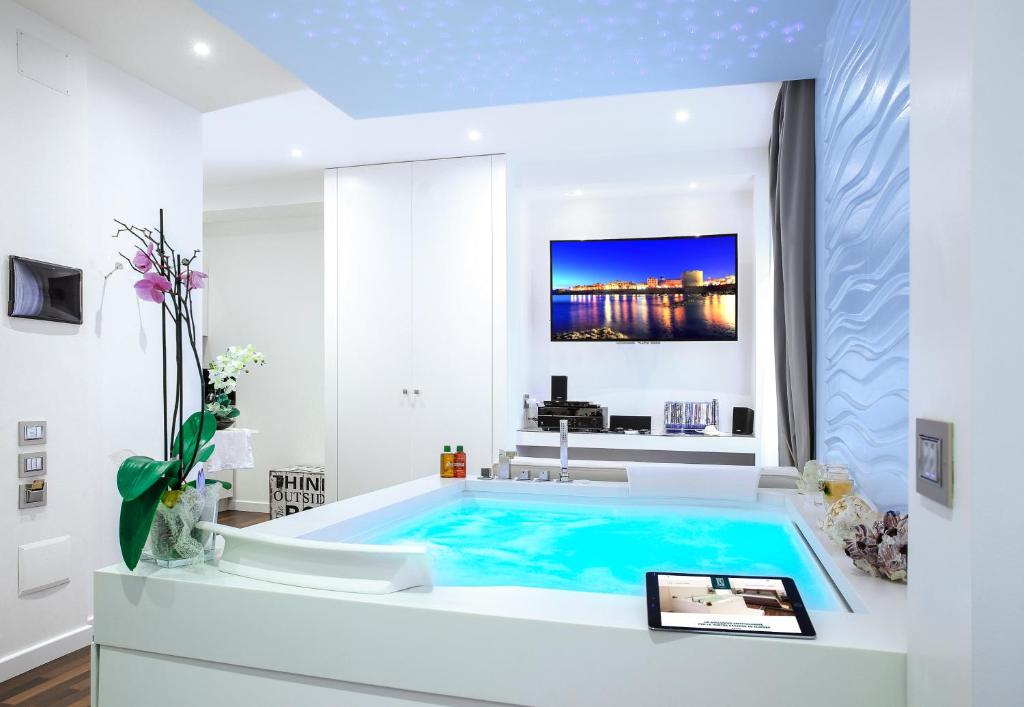 阿尔盖罗F53 Kevin's Charming Houses的一间位于客房内的带大型游泳池的浴室