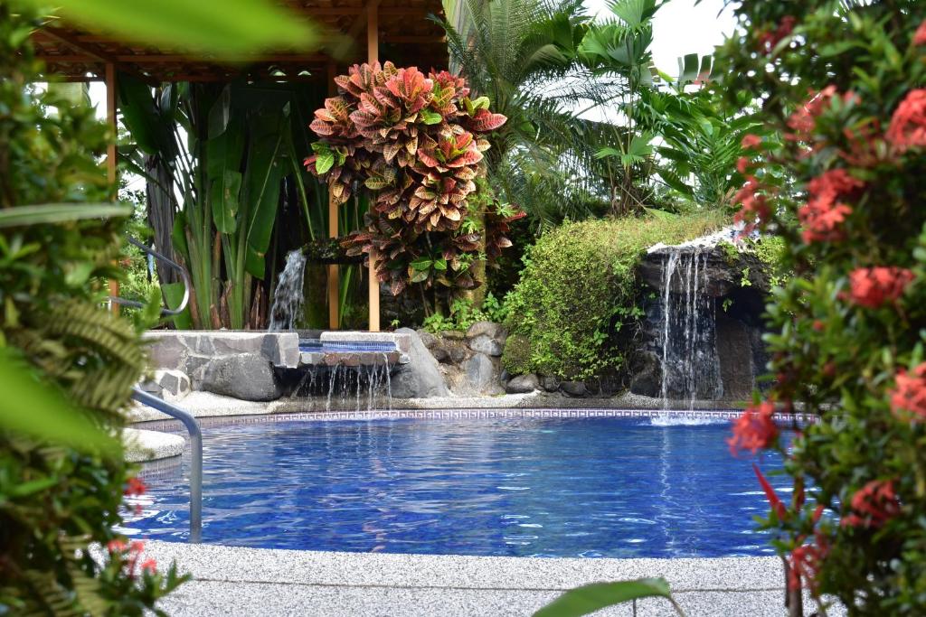 福尔图纳洛卡尼格拉德阿雷纳尔酒店的花园内带瀑布的游泳池