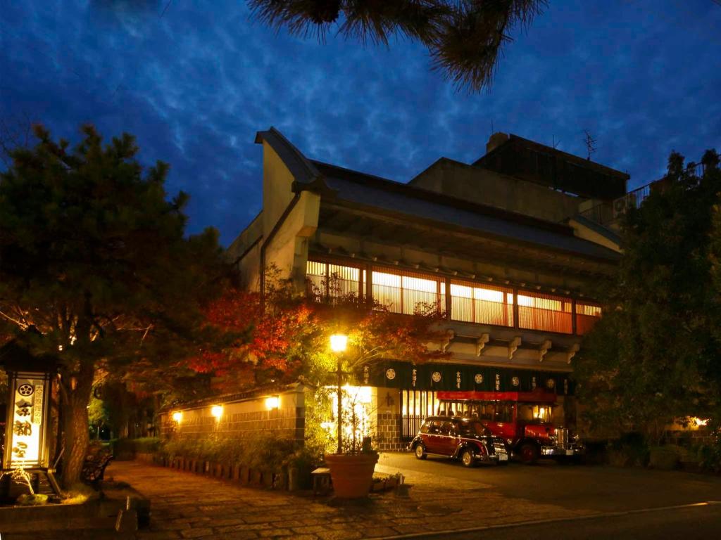 武雄市京都亚酒店的一座建筑,晚上停在前面