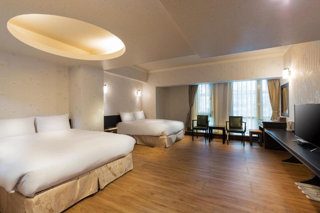 花莲市丽星大饭店的酒店客房设有两张床和电视。