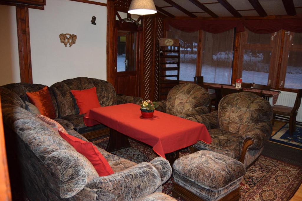 波罗维茨Persey Villa Borovets的带沙发和红色桌子的客厅