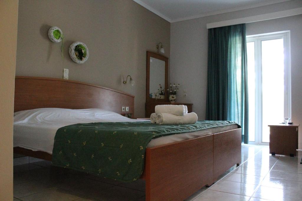 蒂锡利维微笑一室公寓的一间卧室配有一张带绿毯的大床