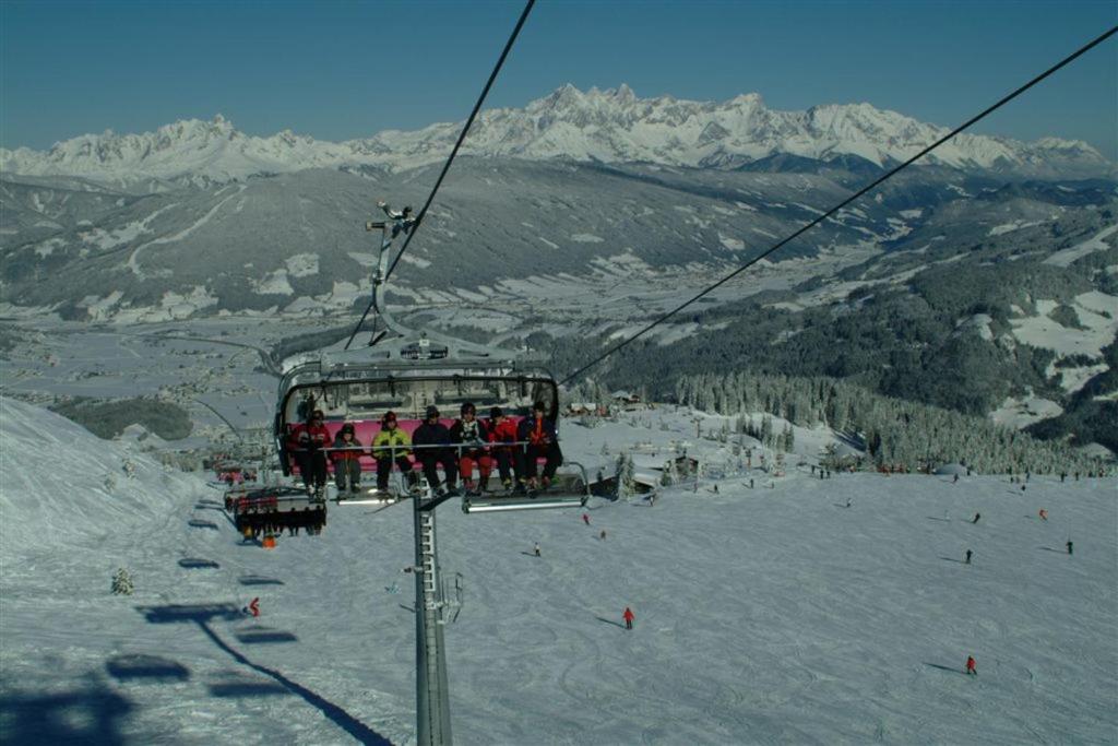 弗拉绍Puellgut的一群人乘雪上滑雪升降机