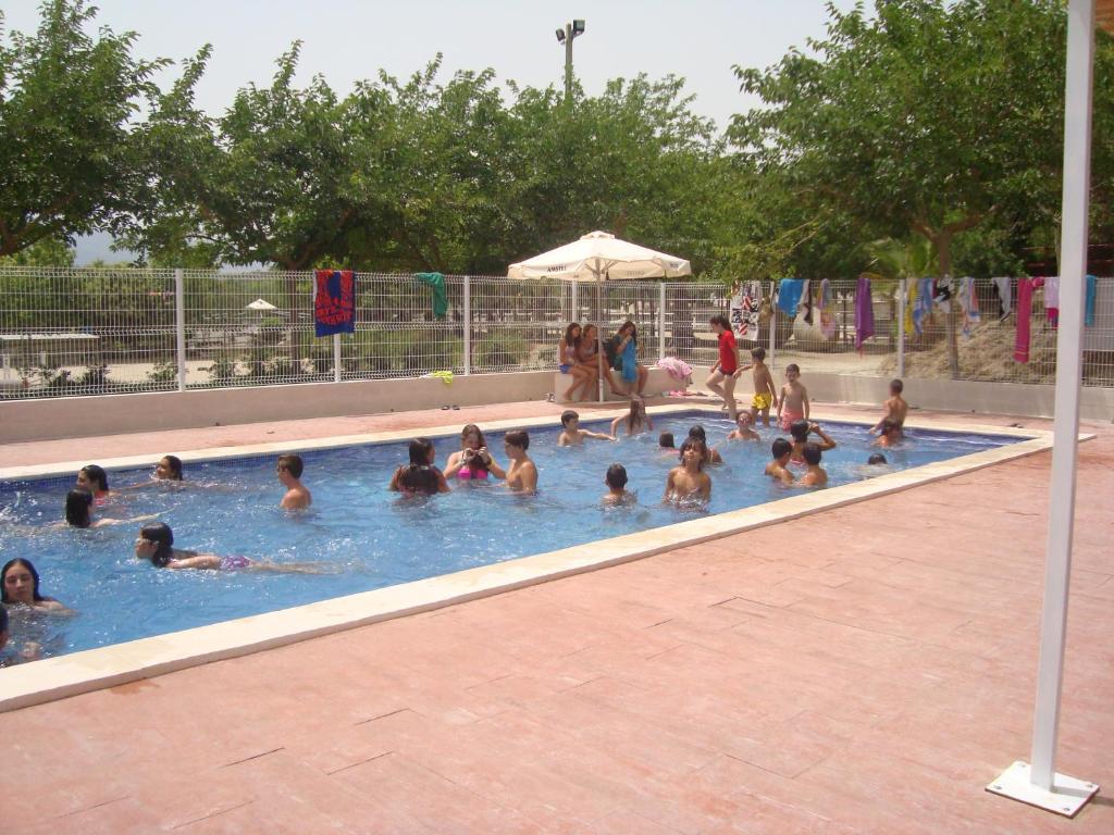 Luchente马斯德泽特酒店的一群人在游泳池里