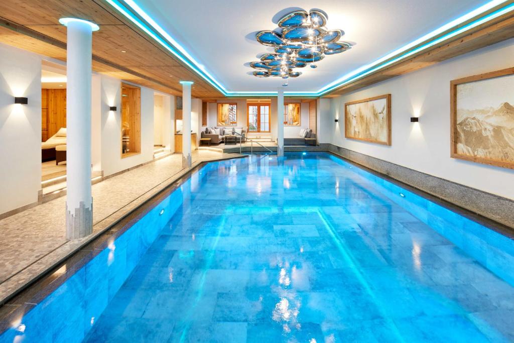 圣安东阿尔贝格格斯力可酒店的蓝色房子中的游泳池