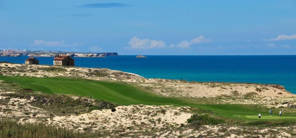 普拉亚德尔瑞伊Praia Del Rey ByThe Pools的一座高尔夫球场,位于一座沙滩山的顶部,与大海相连