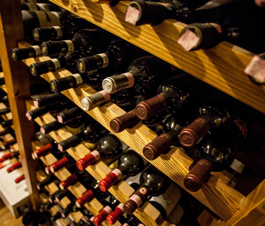 阿贝托内贝拉维斯塔酒店的酒窖里的一大堆葡萄酒瓶