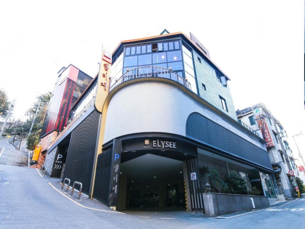 釜山爱丽舍酒店的街道上带阳台的大型建筑