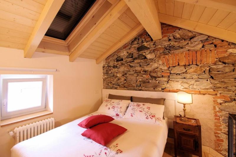 赫拉弗多纳Guest House Al Castello的一间卧室设有一张床和石墙
