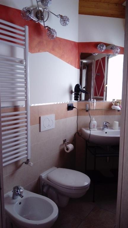 奥斯塔板球之家2号住宿加早餐旅馆的一间带卫生间、水槽和镜子的浴室
