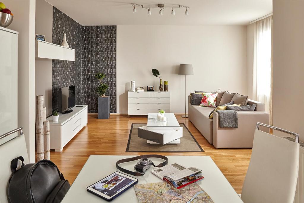 布达佩斯布达佩斯七季公寓酒店的带沙发和电视的客厅