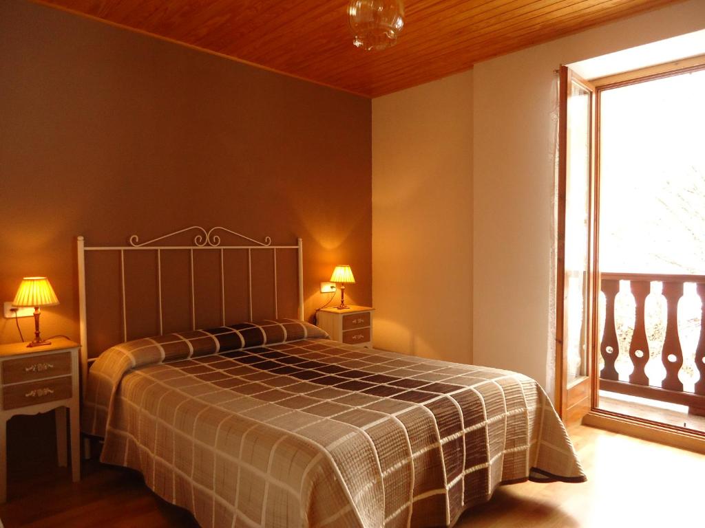 巴鲁尔拉拉鲁萨娜公寓酒店的一间卧室设有一张床和一个大窗户