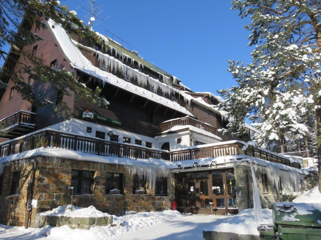 特利斯图德内本森思佳维克酒店的一座大建筑,地面上积雪