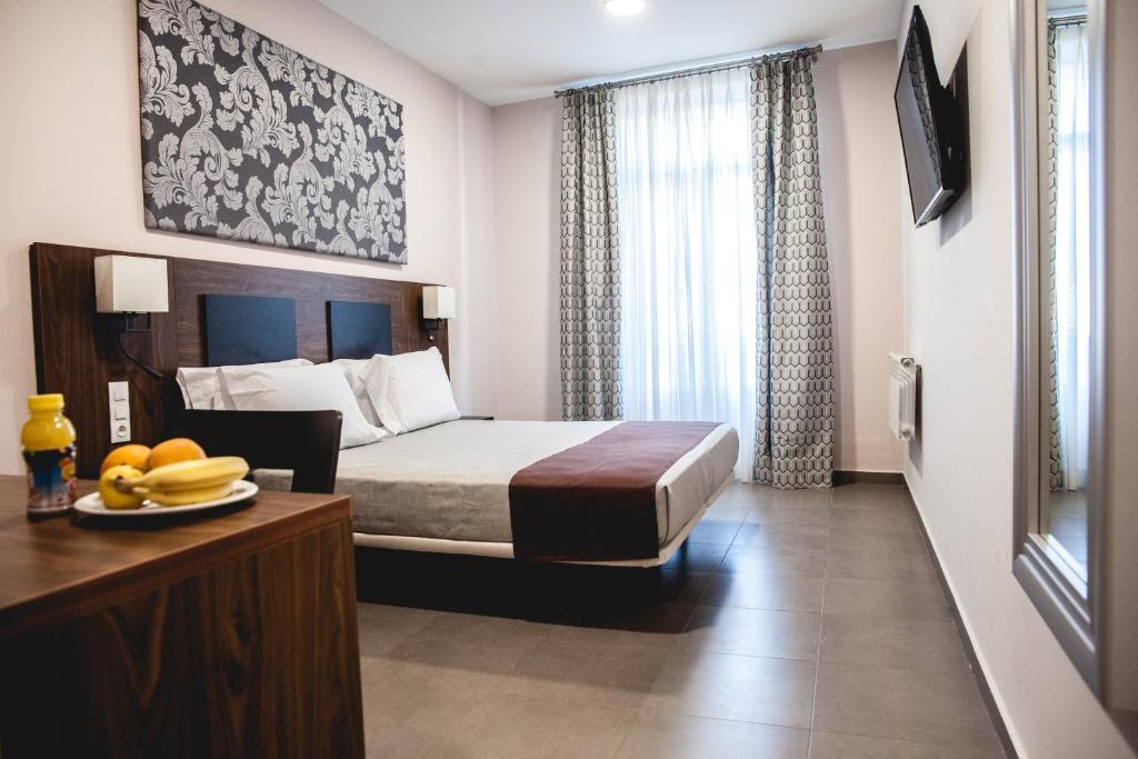 阿尔及尔阿尔及尔城市酒店的酒店客房,配有一张床和一张桌子,上面放有香蕉