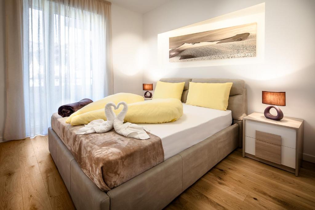 梅拉诺菲奥公寓 的一间卧室配有一张床,上面有两条毛巾