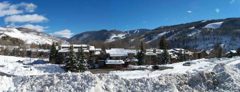 范尔Sandstone Creek Club Condominiums的雪覆盖的山间度假村