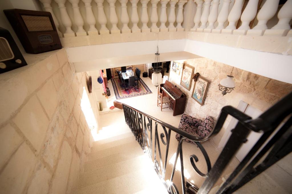 MġarrSecco's Seaview Accommodation的客厅的楼梯上方的景色