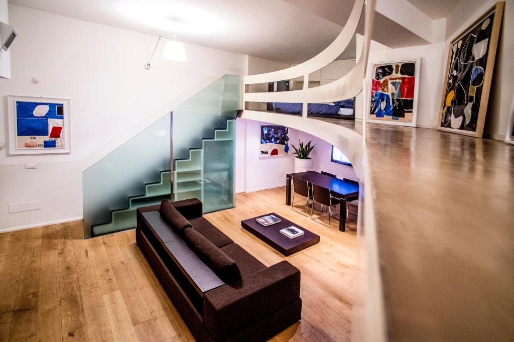 佩鲁贾Gallery House的带沙发和楼梯的客厅