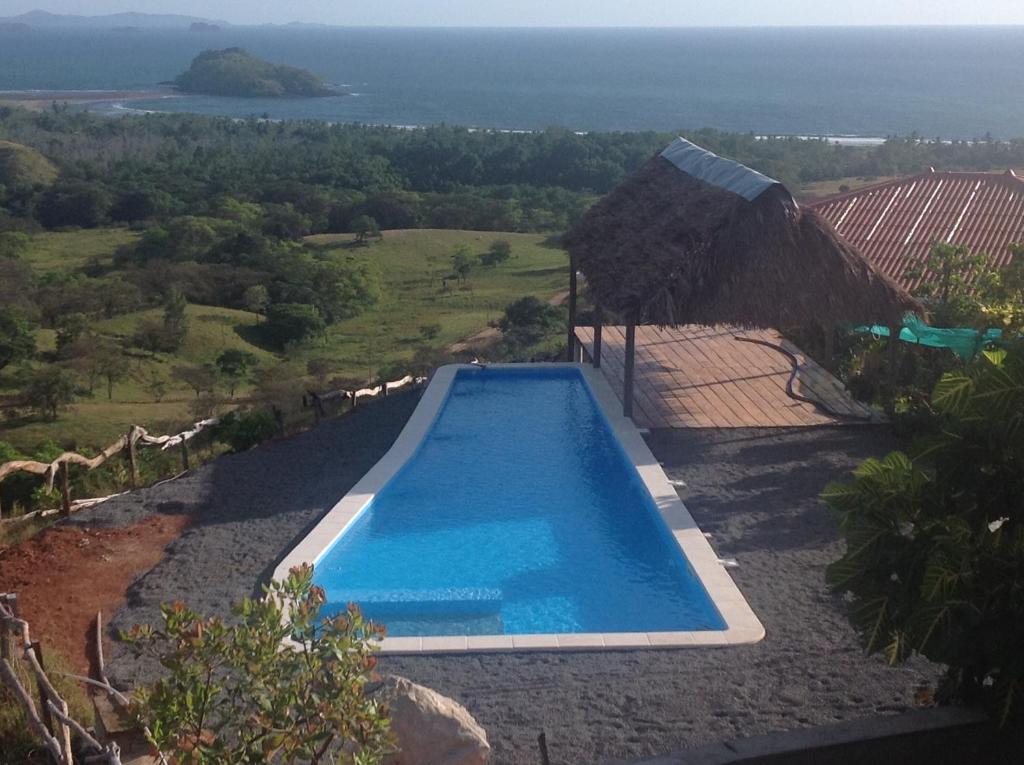 Los DuarteHotel El Sol Morrillo的享有游泳池的顶部海景