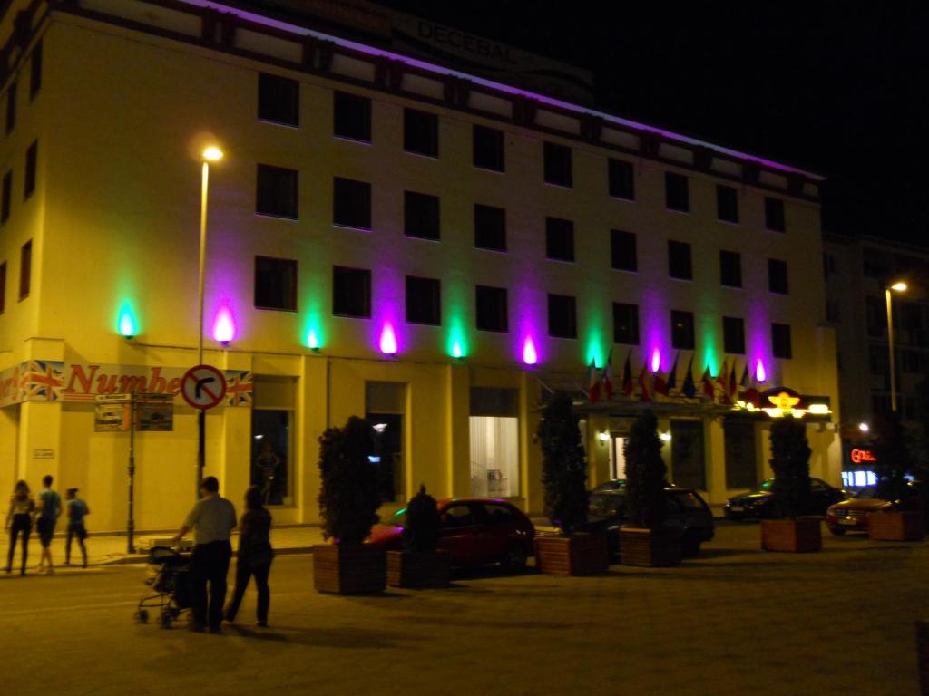 巴克乌比斯特里察酒店的一座绿色和紫色的建筑
