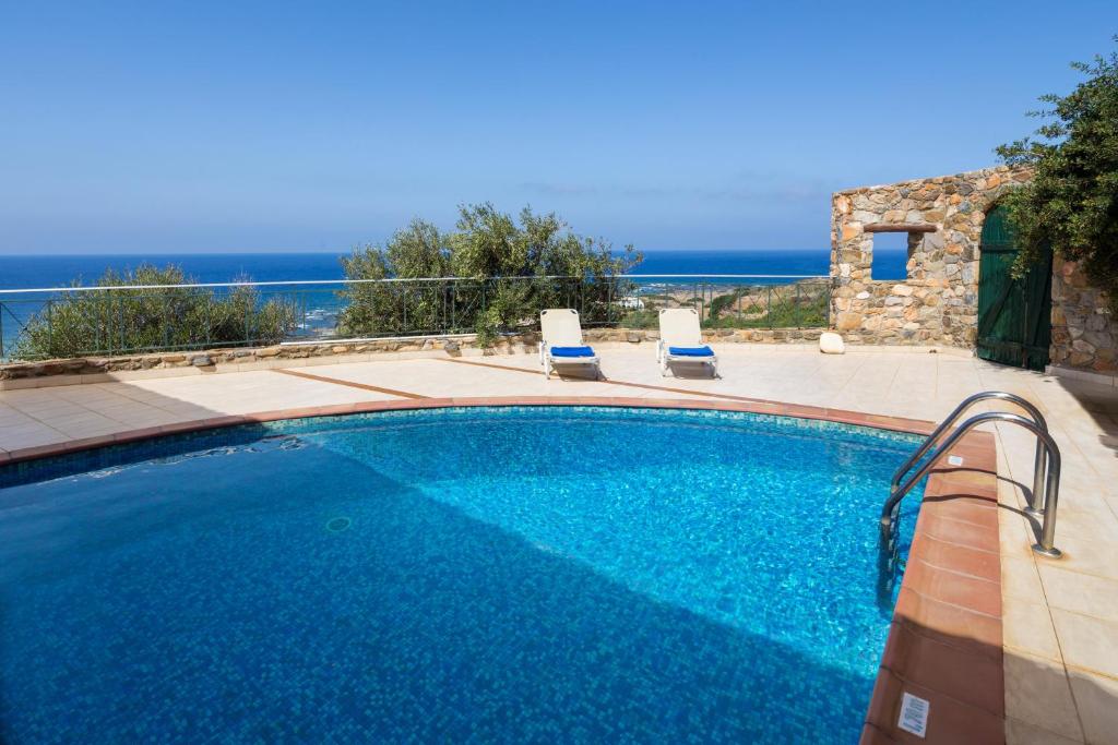AmigdhalokeFálionArtemis Villa with Amazing Sunset Views & Private Pool,near Elafonissi的海景游泳池