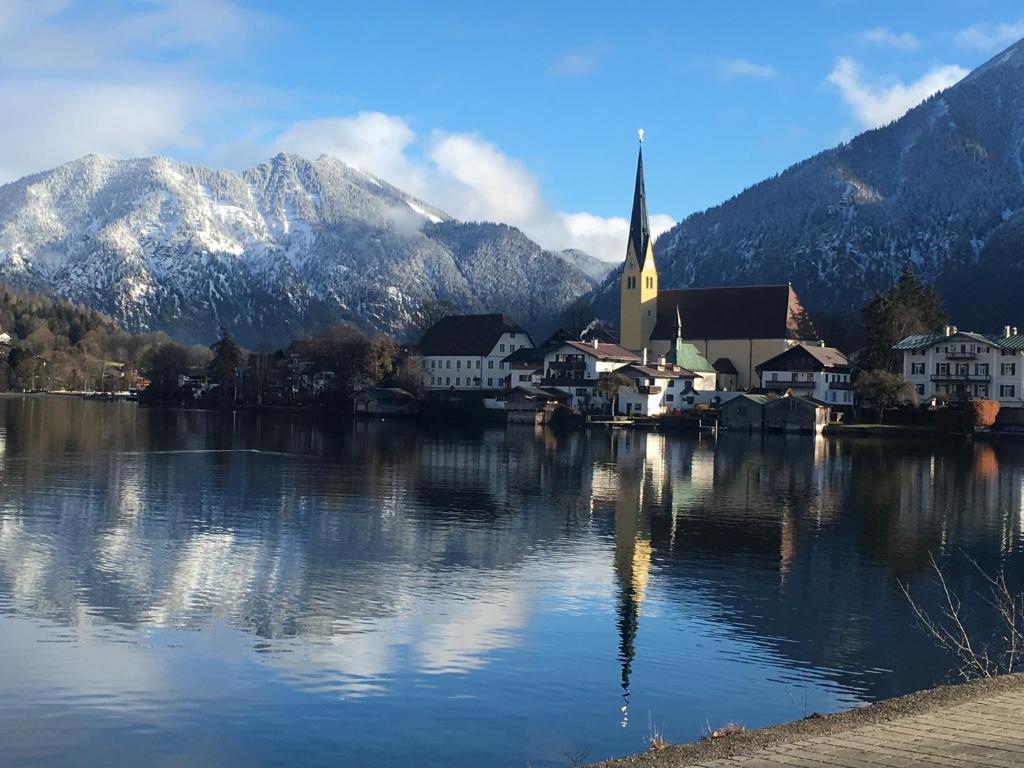若特阿赫-埃根Ferientraum Kobellstrasse的一座位于湖上的小镇,那里有教堂和山脉