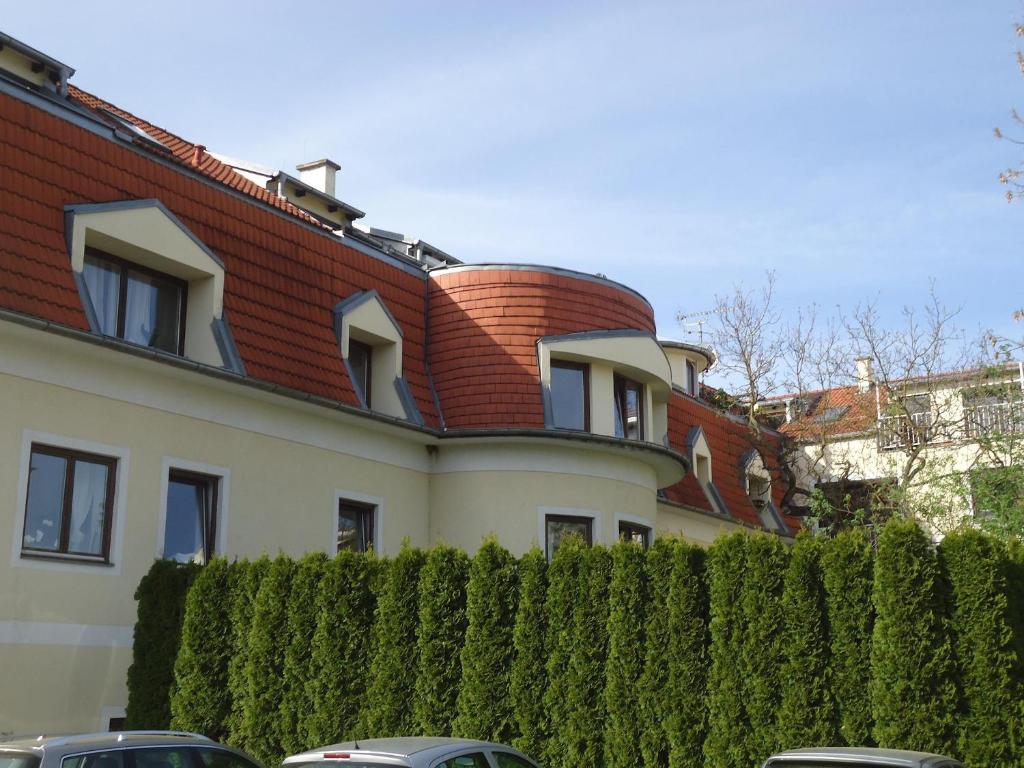 盖布利茨Ferienwohnung Madlene 2的一座红色屋顶和围栏的房子