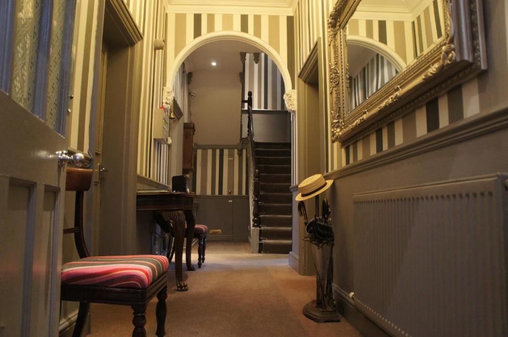 牛津伯灵顿之屋酒店的大楼内带镜子和楼梯的走廊