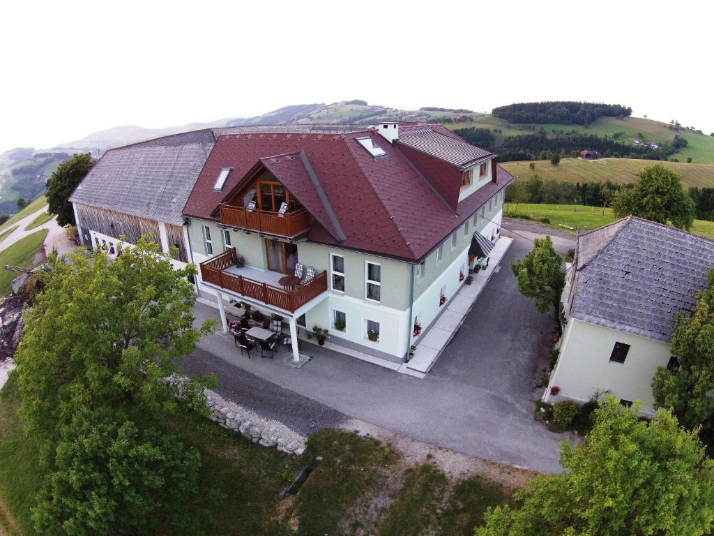 ErtlHaaghof Ertl的一座大型白色房屋,设有红色屋顶