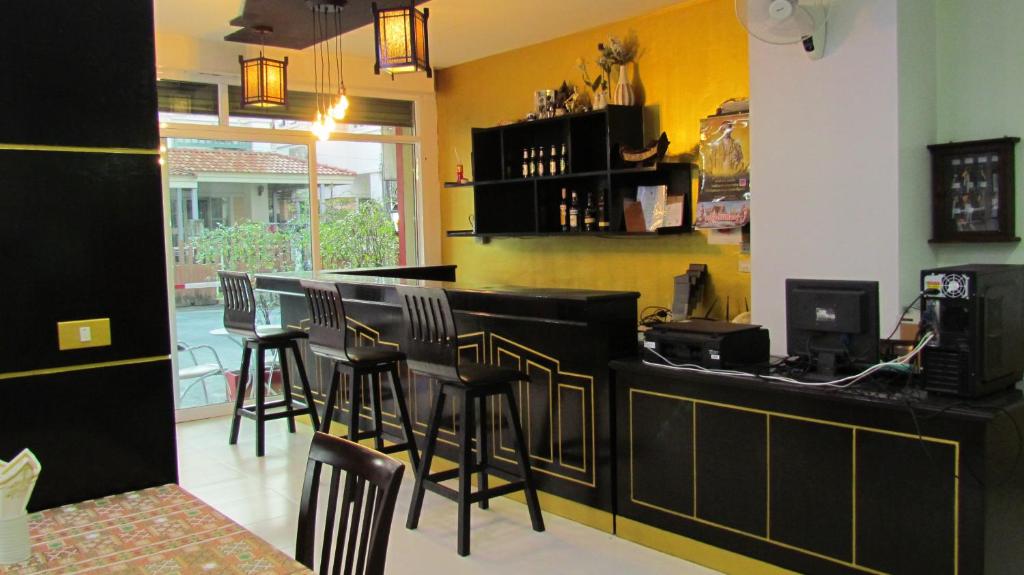 芭东海滩巴东拉皮卡拉宾馆的餐厅设有酒吧,在房间内摆放着凳子