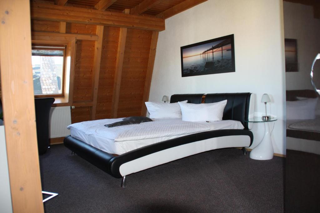 普劳恩City-Hotel的一间卧室配有一张黑色框架大床