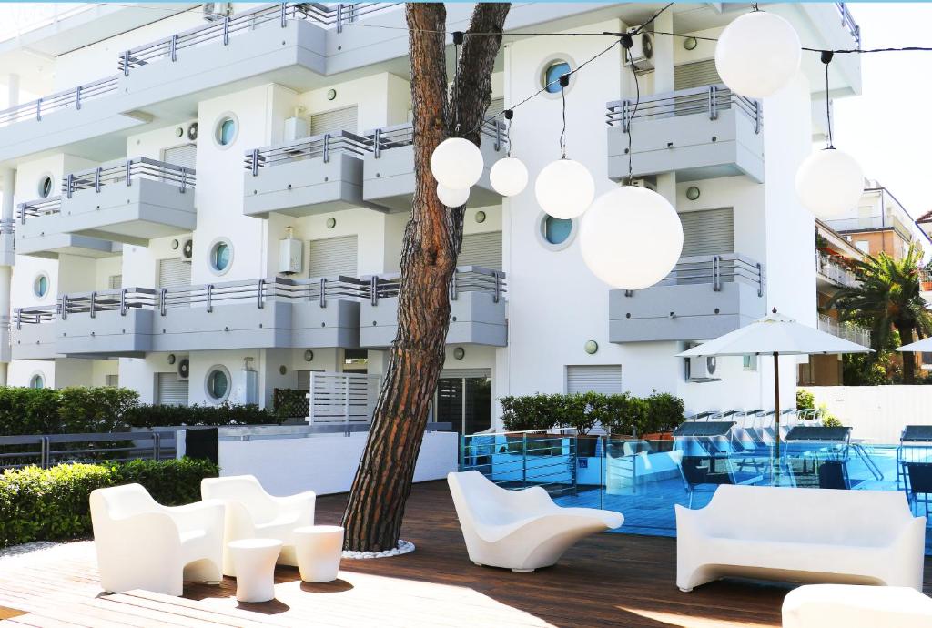 圣贝内代托-德尔特龙托Residence Dolce Vita的从游泳池可欣赏到酒店景色
