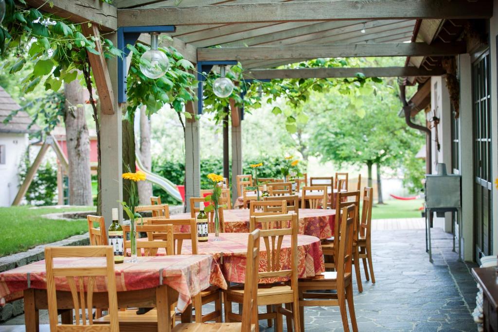 Heiligenbrunn斯瓦本霍夫兰德酒店的庭院里一排桌椅