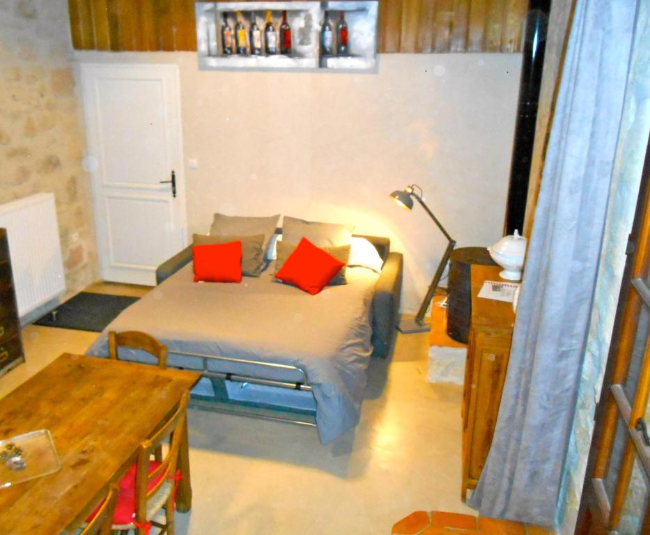 皮蒂帕莱艾柯恩板栗树下酒店的一间卧室配有一张带两个红色枕头的床