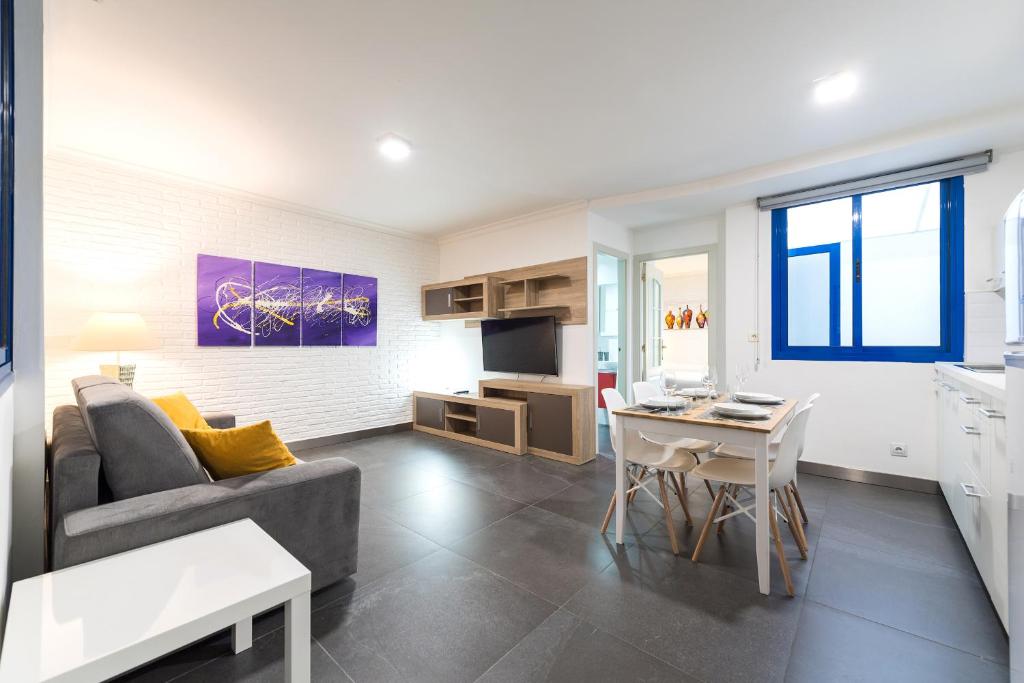 大加那利岛拉斯帕尔马斯Suites Apartamento 17的客厅配有沙发和桌子