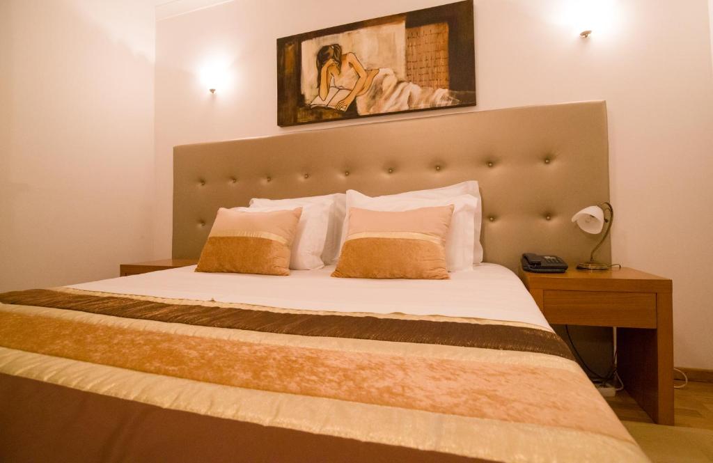 布拉干萨旅游小屋酒店的卧室配有一张带白色床单和枕头的大床。