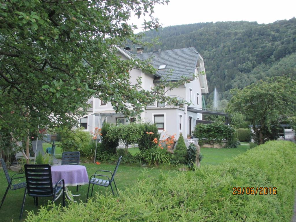 德布里阿赫Ferienwohnung Steinwender的院子里带桌椅的房子