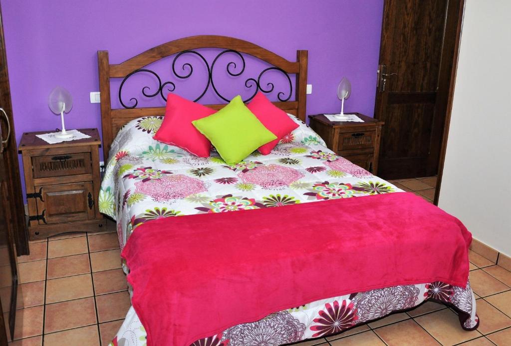巴尔塞基略Casa Paco Las Vegas的一间卧室配有一张带红色毯子的床