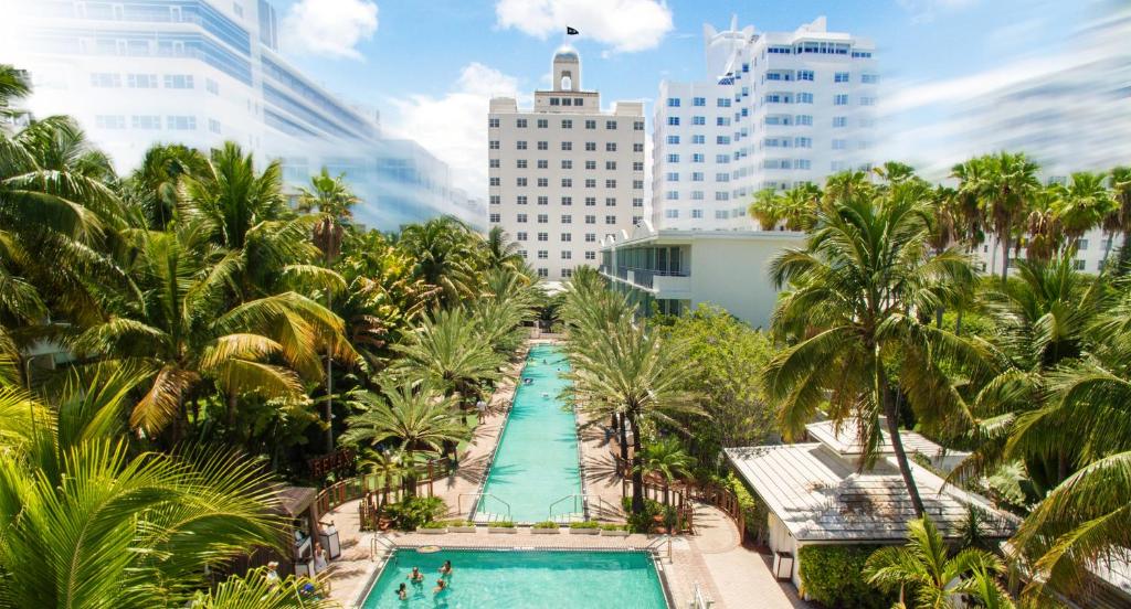 迈阿密海滩National Hotel, An Adult Only Oceanfront Resort的享有棕榈树和建筑的游泳池的顶部景致