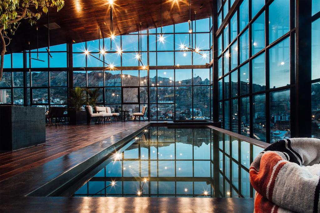 拉巴斯阿提克斯酒店的酒店大堂设有游泳池,享有城市美景。