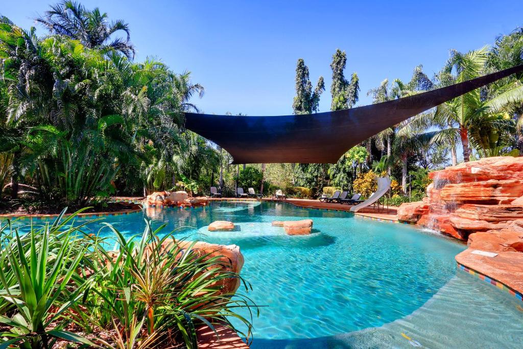 布鲁姆海比泰特度假酒店的度假村内带吊床的游泳池